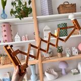 Extendable wooden wall lamp