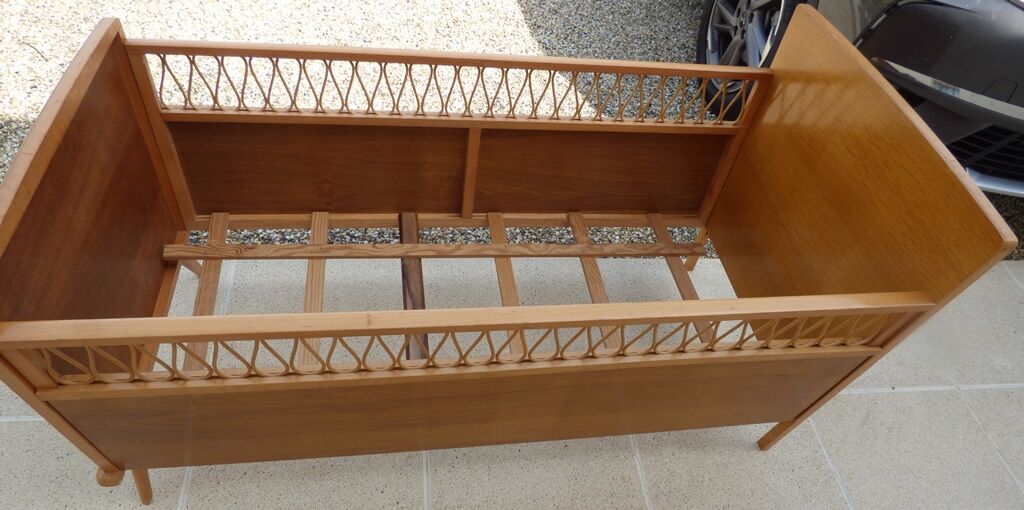 Art Deco baby with its wooden compass feet