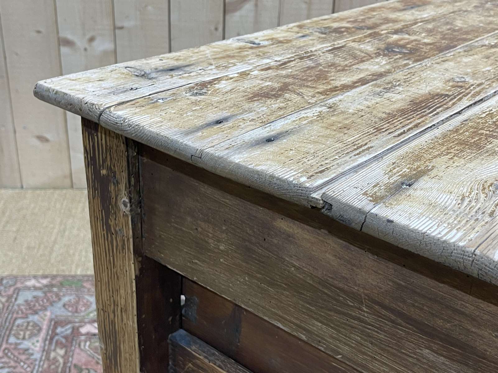 English flat desk in fir of the early twentieth century