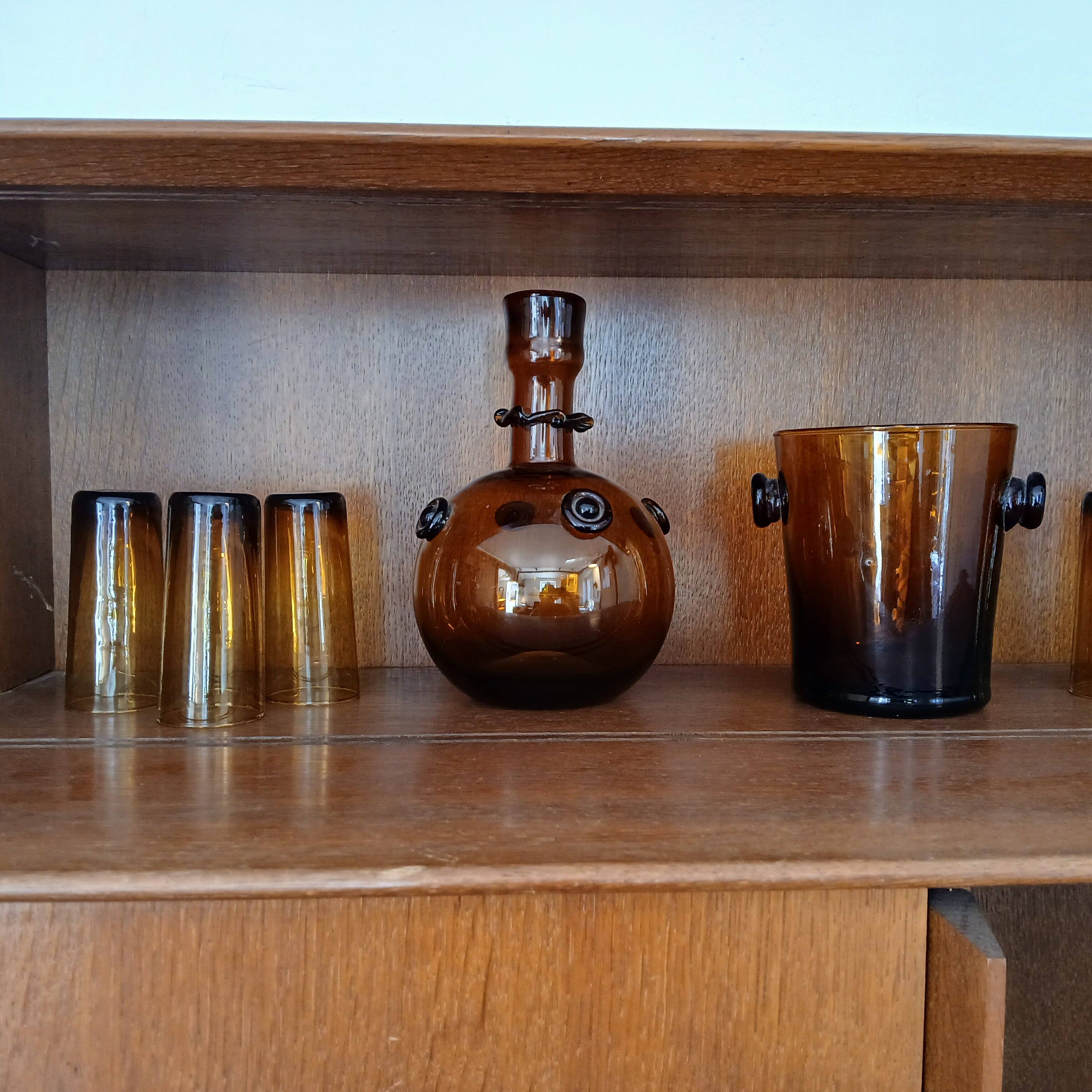 8 pieces in bubble glass