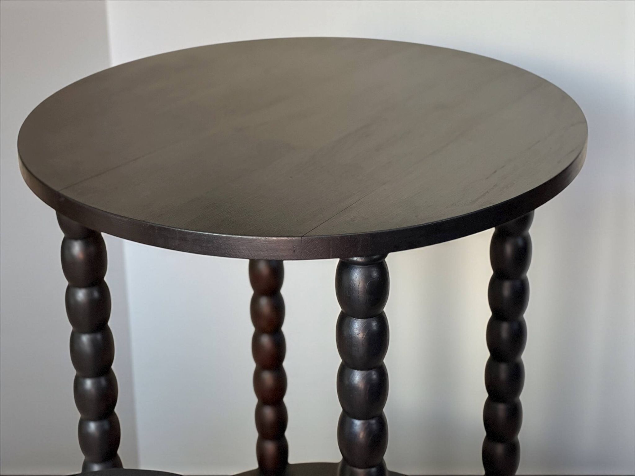 Ensemble table d'appoint et 2 tabourets, bois teinté noir Circa 1950