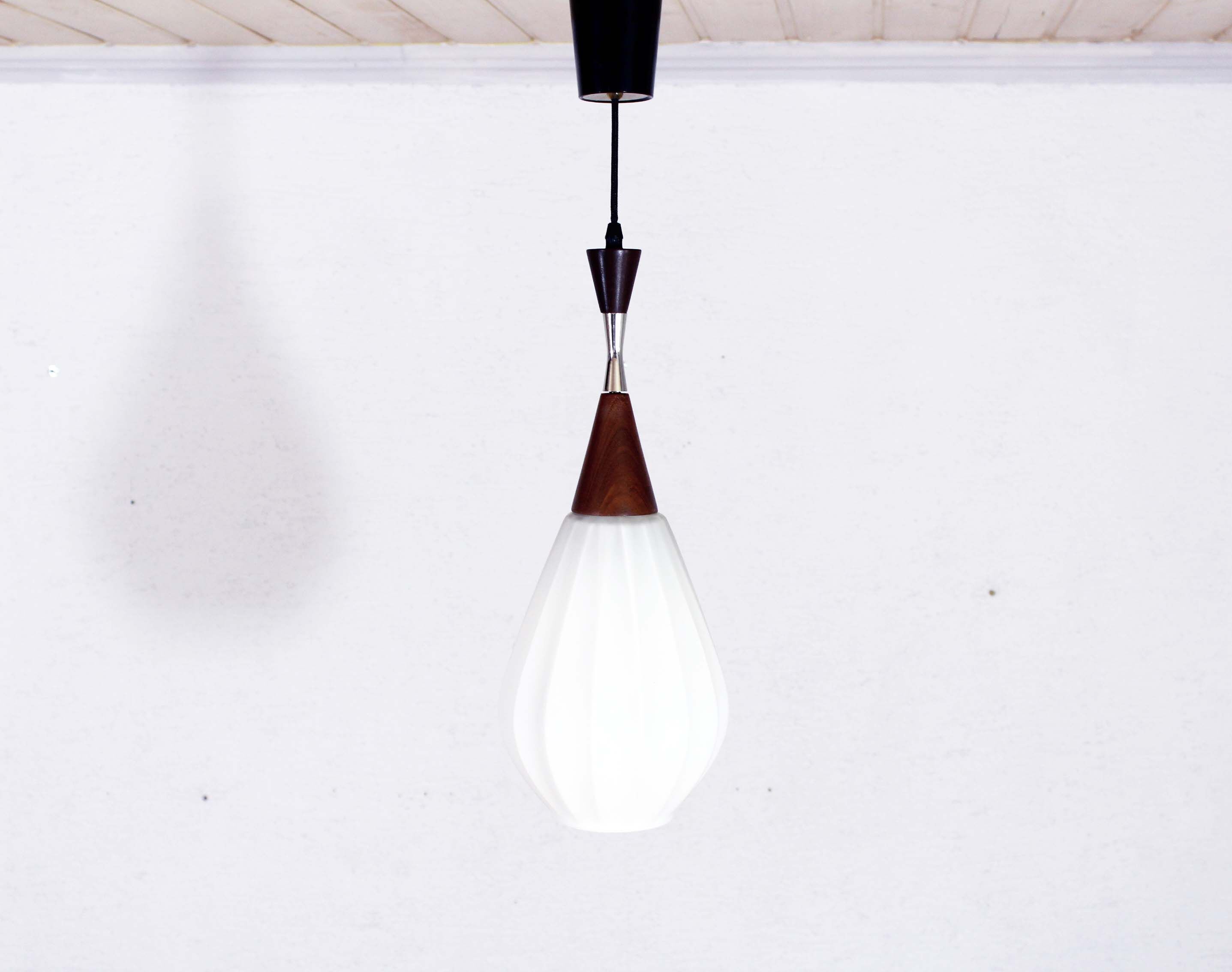 Suspension scandinave teck et verre opalin