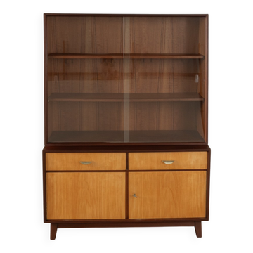 Display cabinet from the 1950s