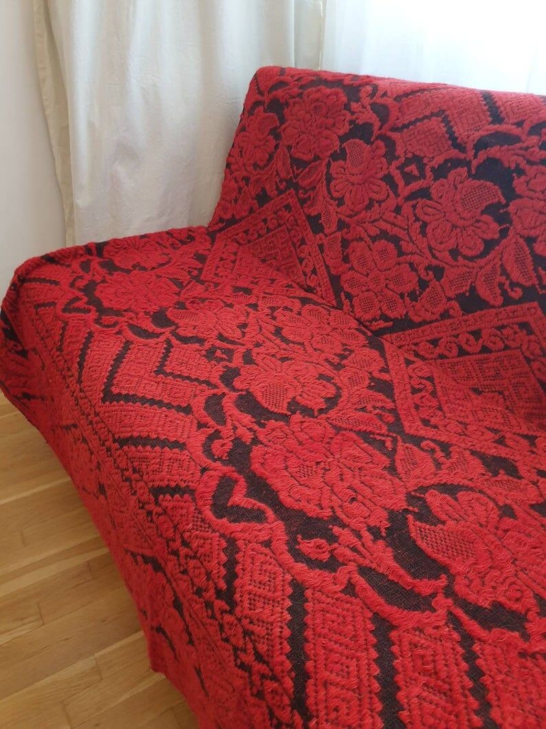 Tapis rouge fait à la main en Roumanie 155x190cm