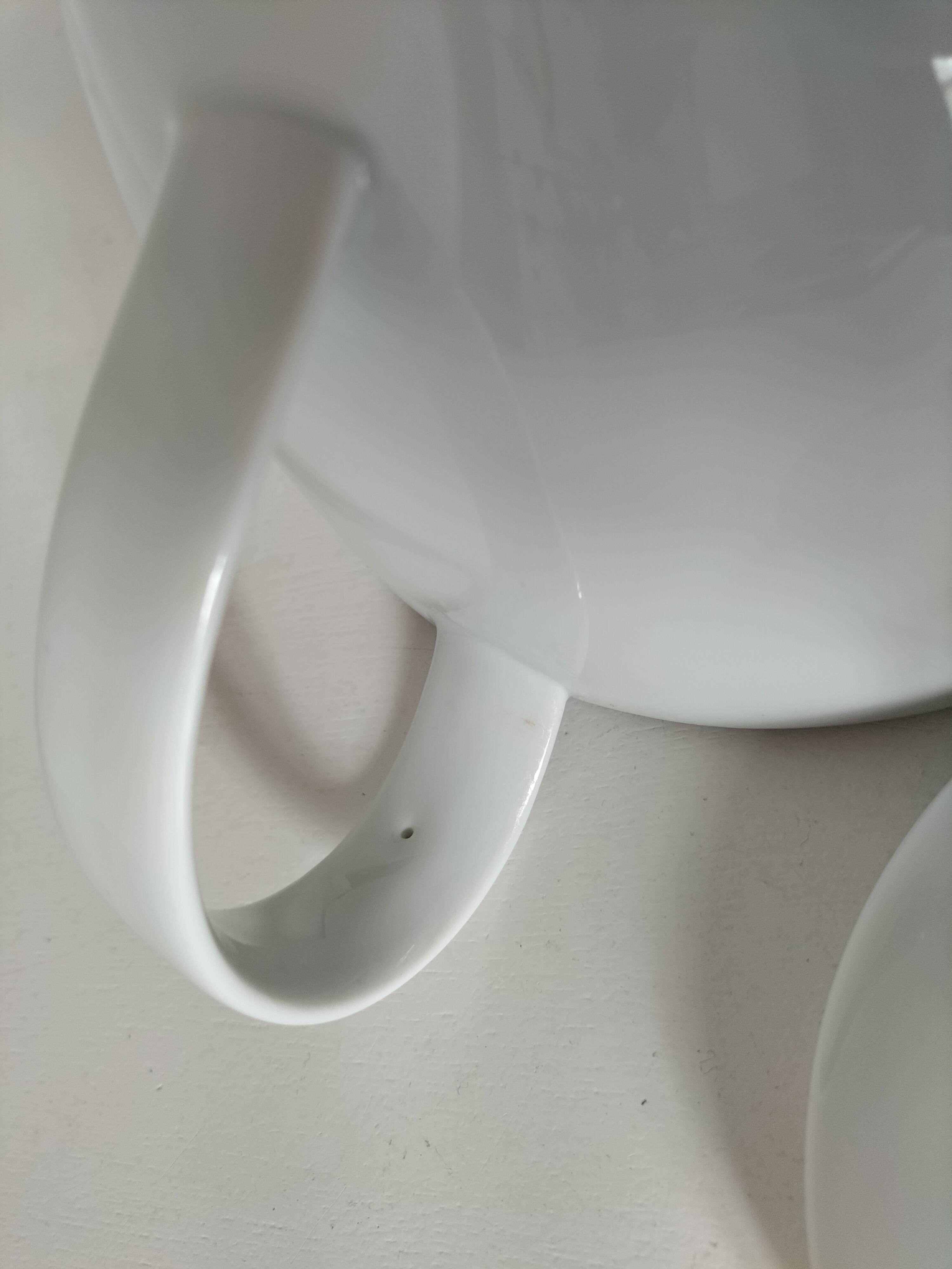 Graphic teapot in white porcelain with a minimalist design.