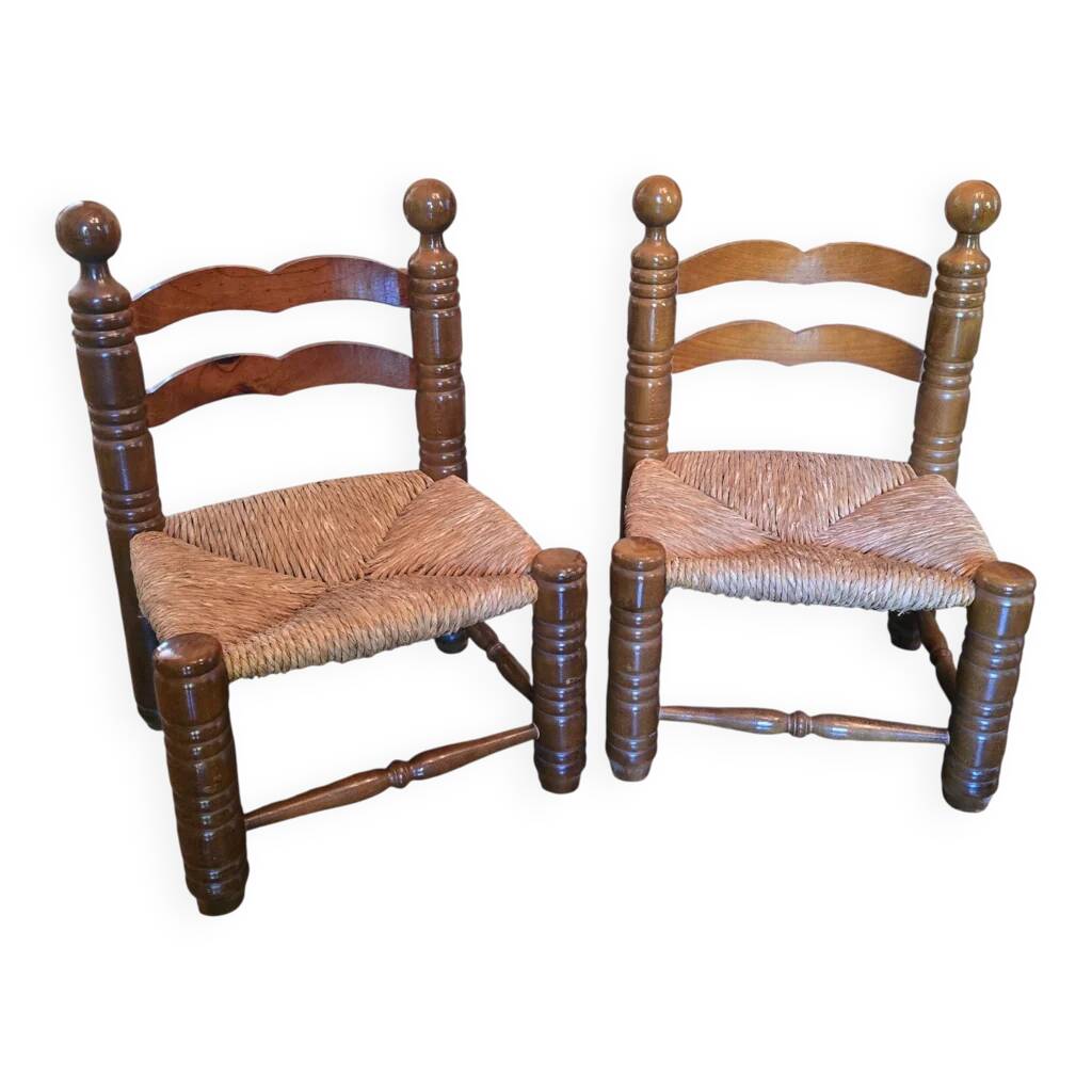 Pair of low fireplace chairs in turned wood and straw, Charles style.