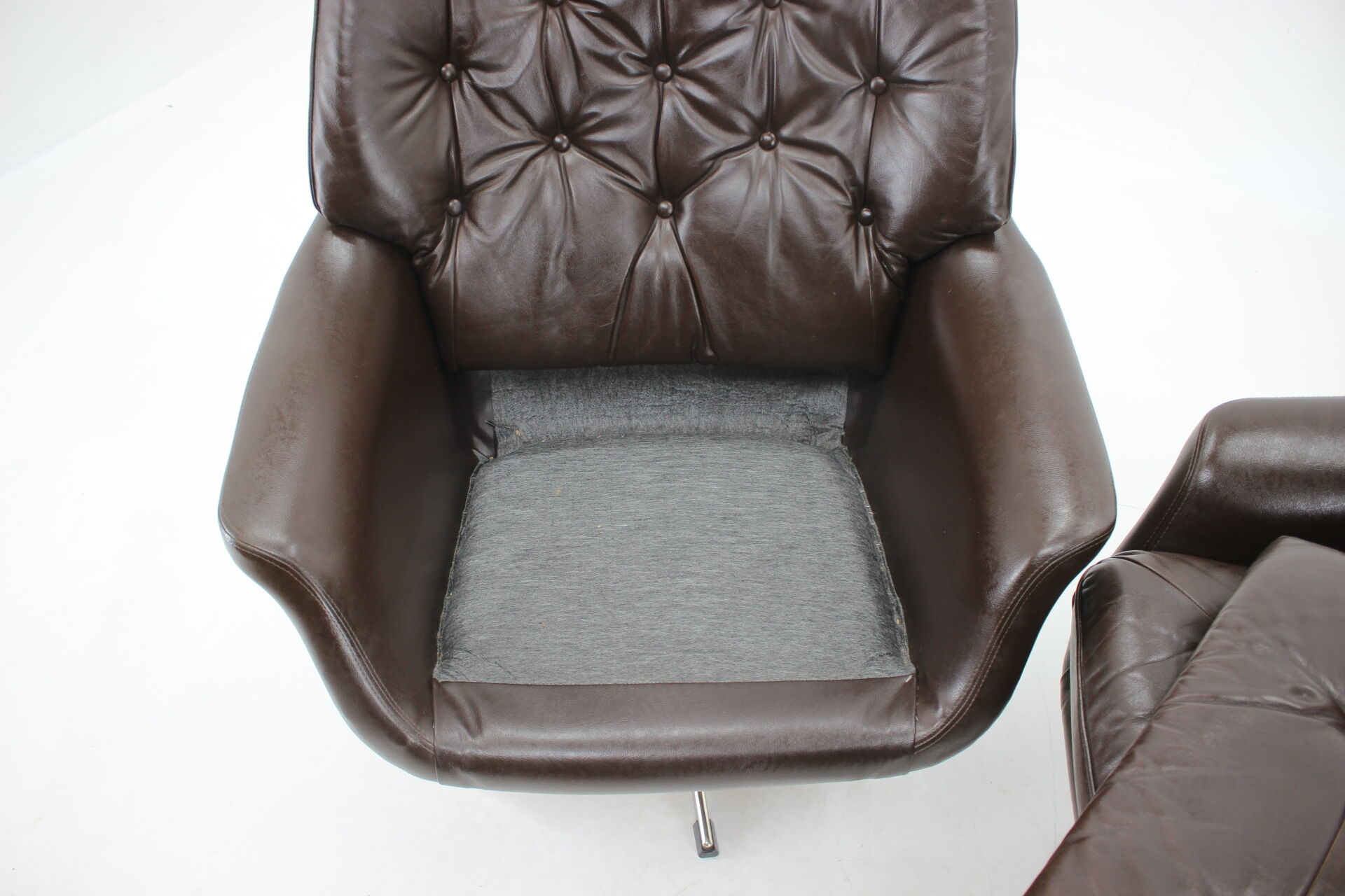 1970s Leatherette Swivel Lounge Chair