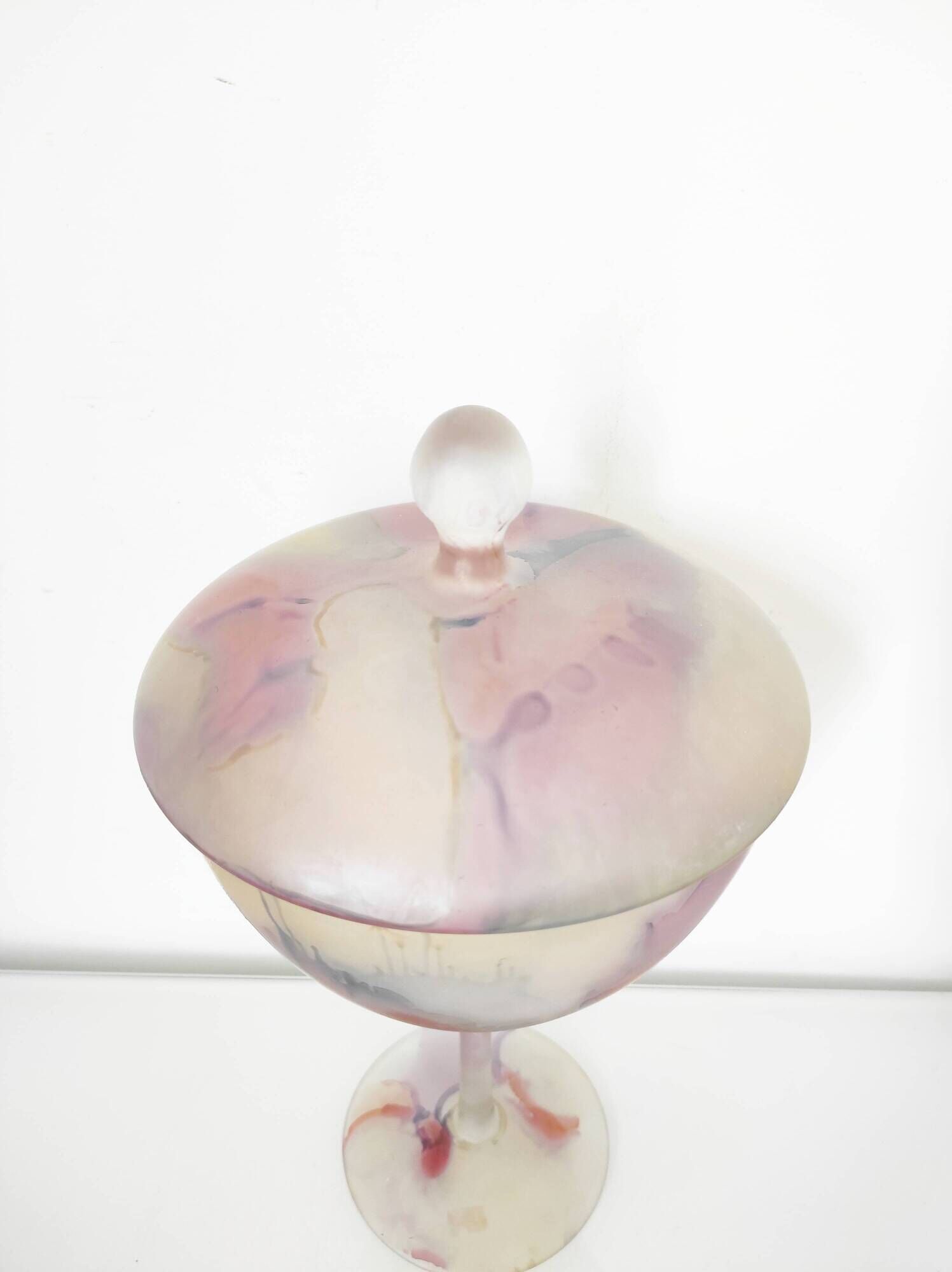 Bonbonnière en verre peint