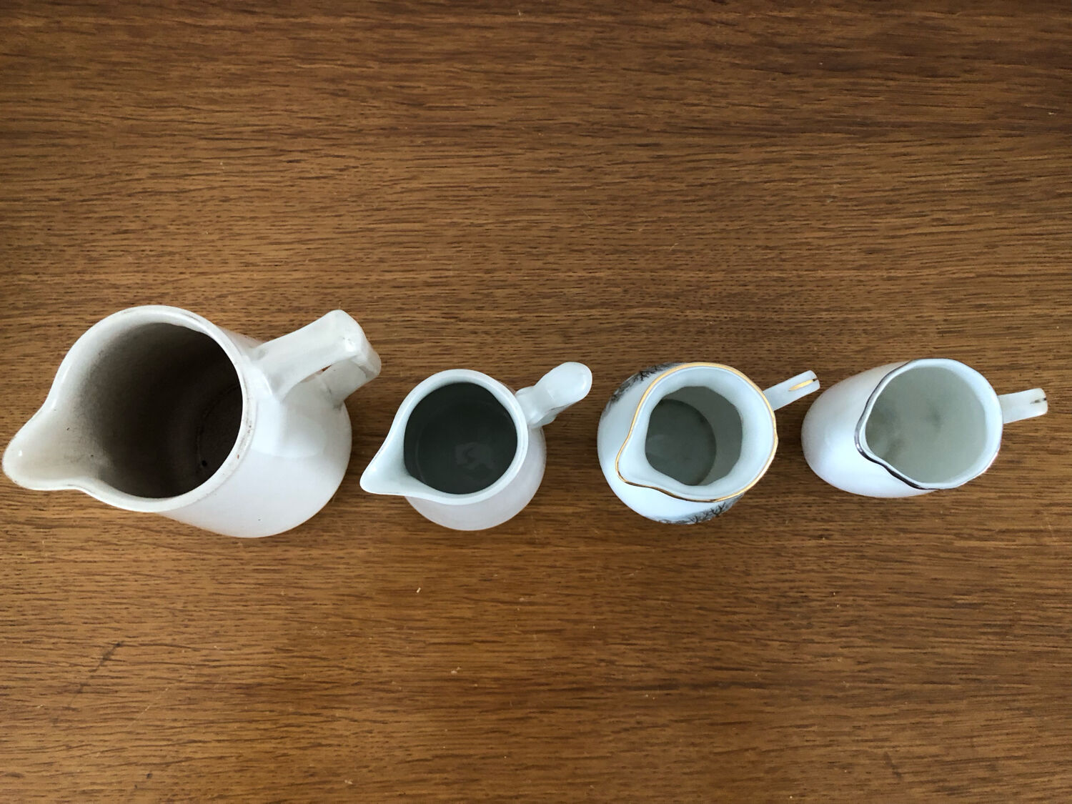 Lot de 4 cruches à lait en porcelaine Vintage