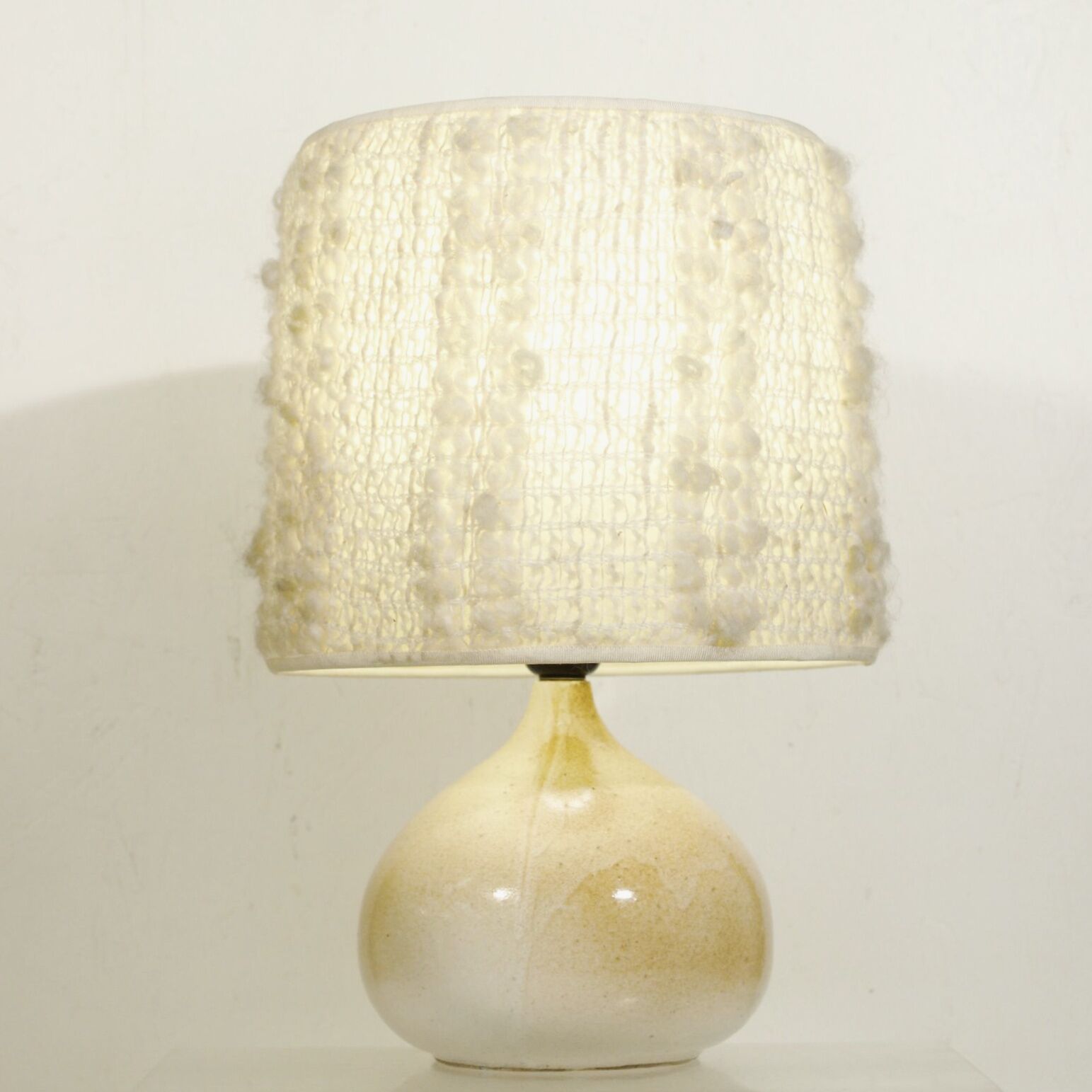 Lampe vintage en céramique beige abat jour en laine, France 1960s
