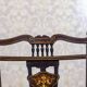 Fauteuil anglais ancien avec dossier décoratif, années 1890.