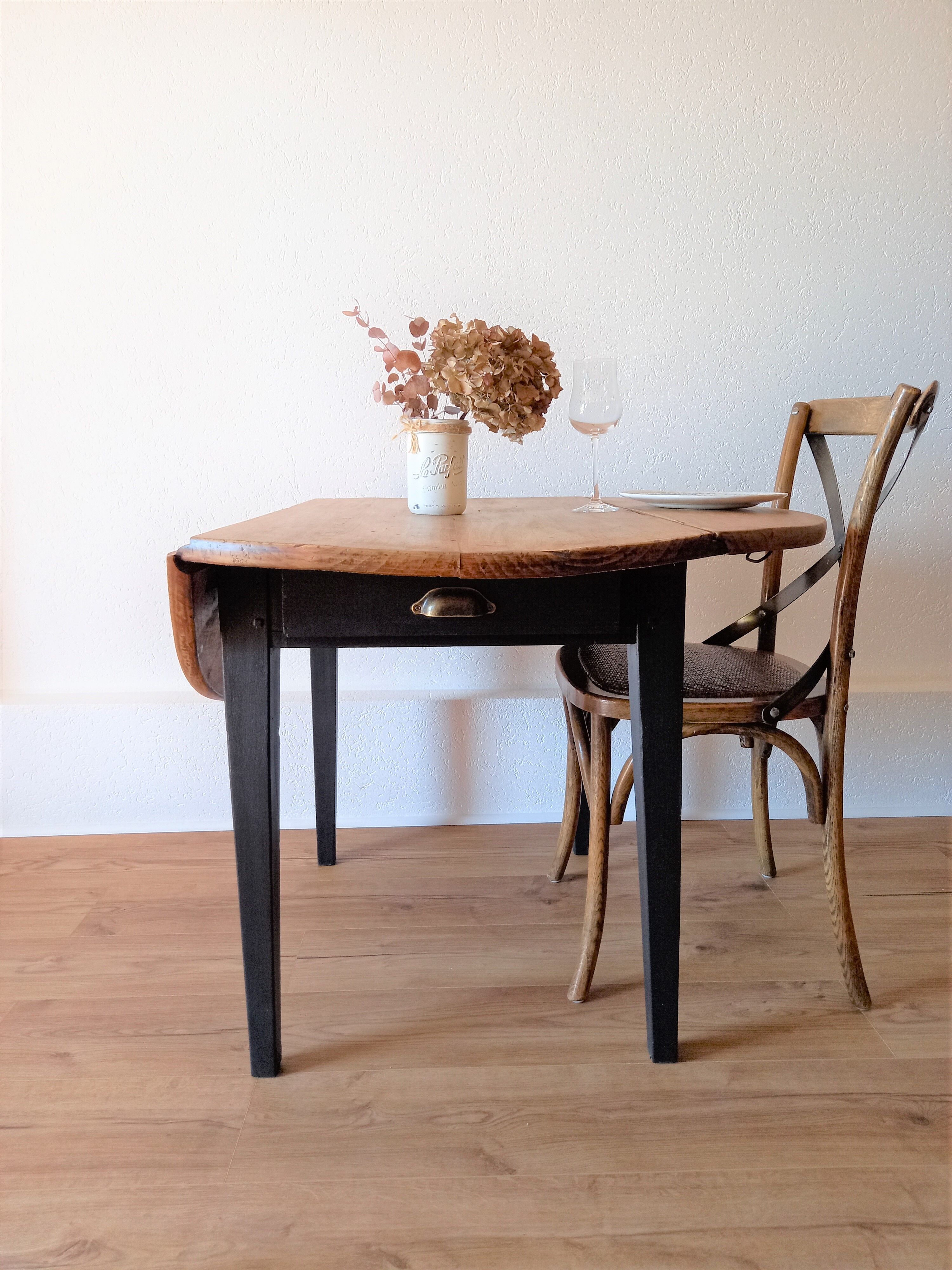 Round table with flaps