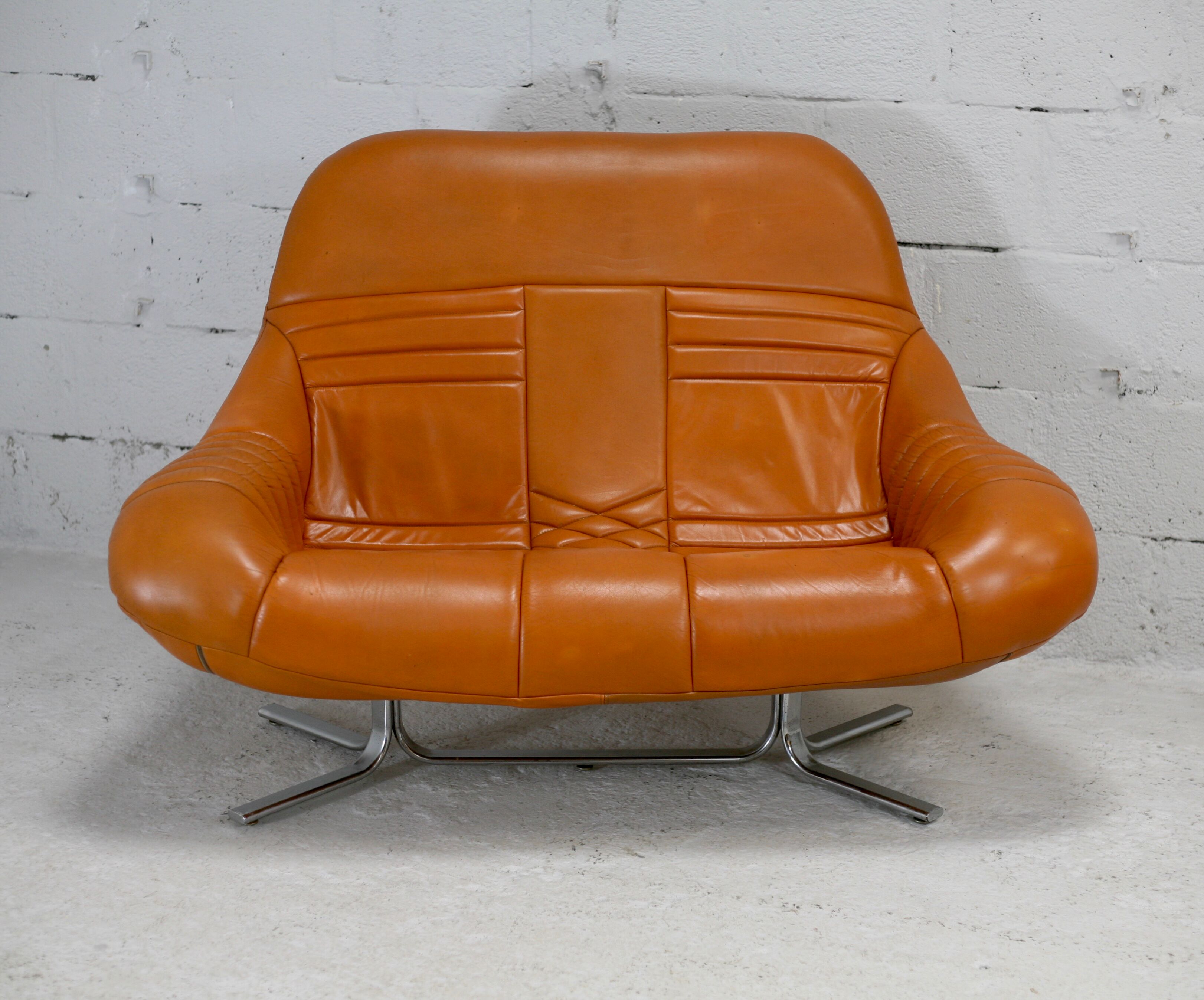 Sofa "space age". Leather, fiberglass, foam, steel. Circa 1970. Orange.