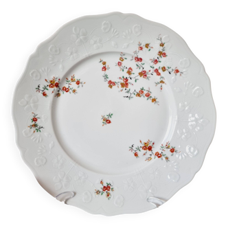 Presentation flat plate in French Limoges porcelain with floral decoration of small roses and flowers