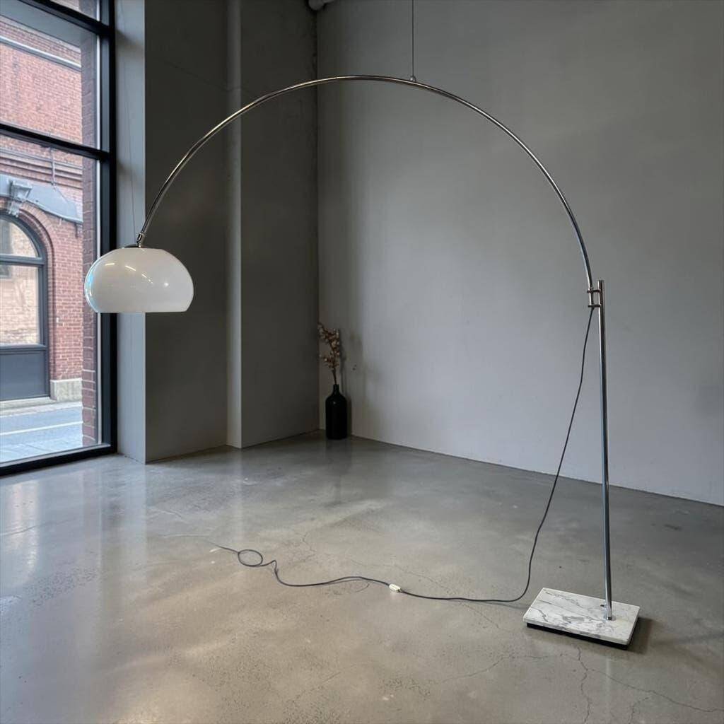 Lampadaire arc vintage chromé avec socle en pierre