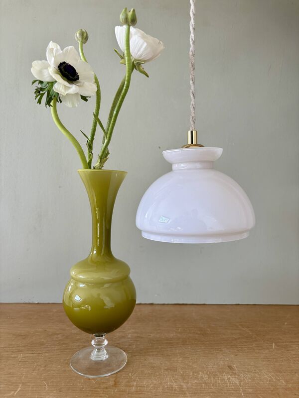 Suspension abat-jour vintage en opaline blanche