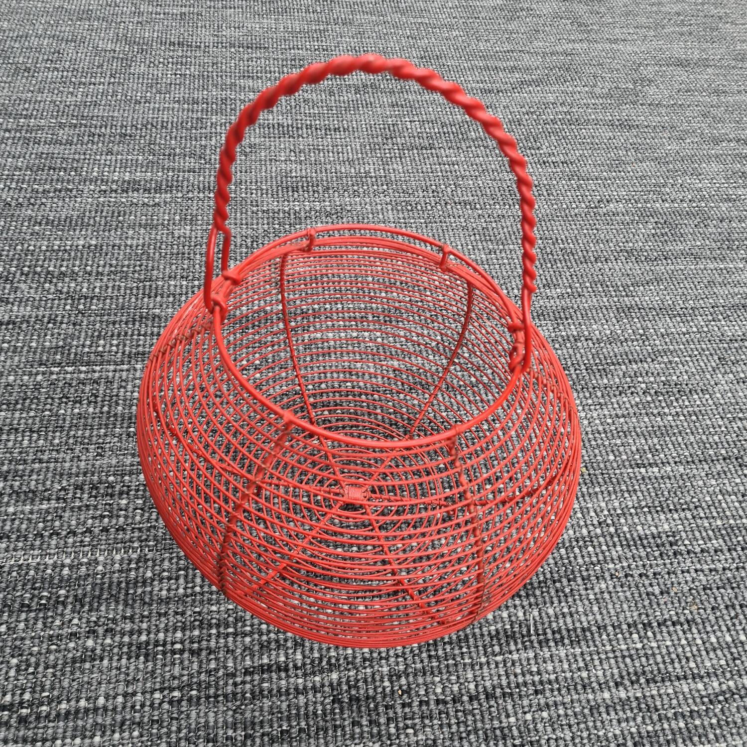 Metal salad basket: vintage