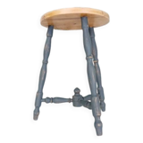Tripod stool with spacer