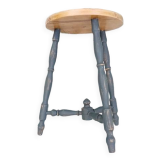 Tripod stool with spacer