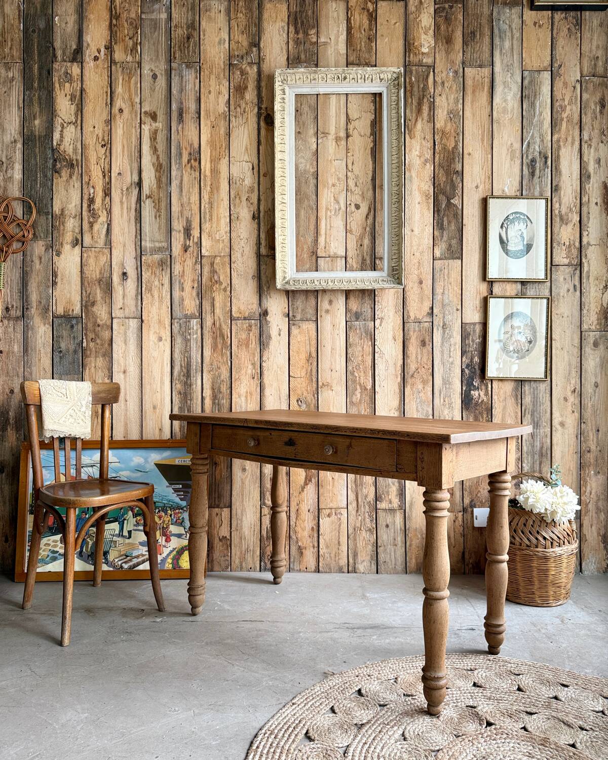 Table with turned legs in solid oak (renovated)