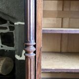Bibliothèque en bois ancienne avec fronton