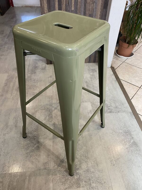 Tabouret haut de bar industriel TOLIX H75 empilables vert olive