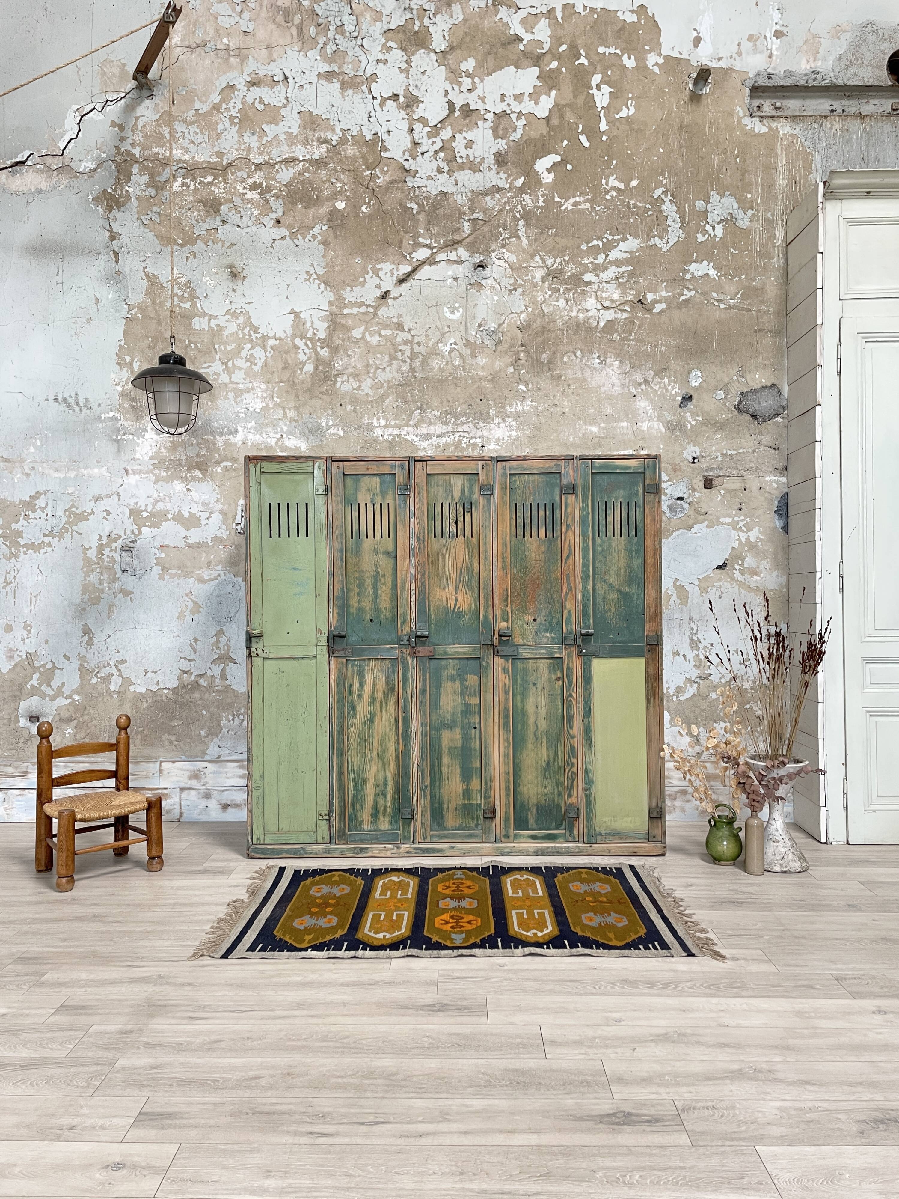 5-door cloakroom in patinated wood