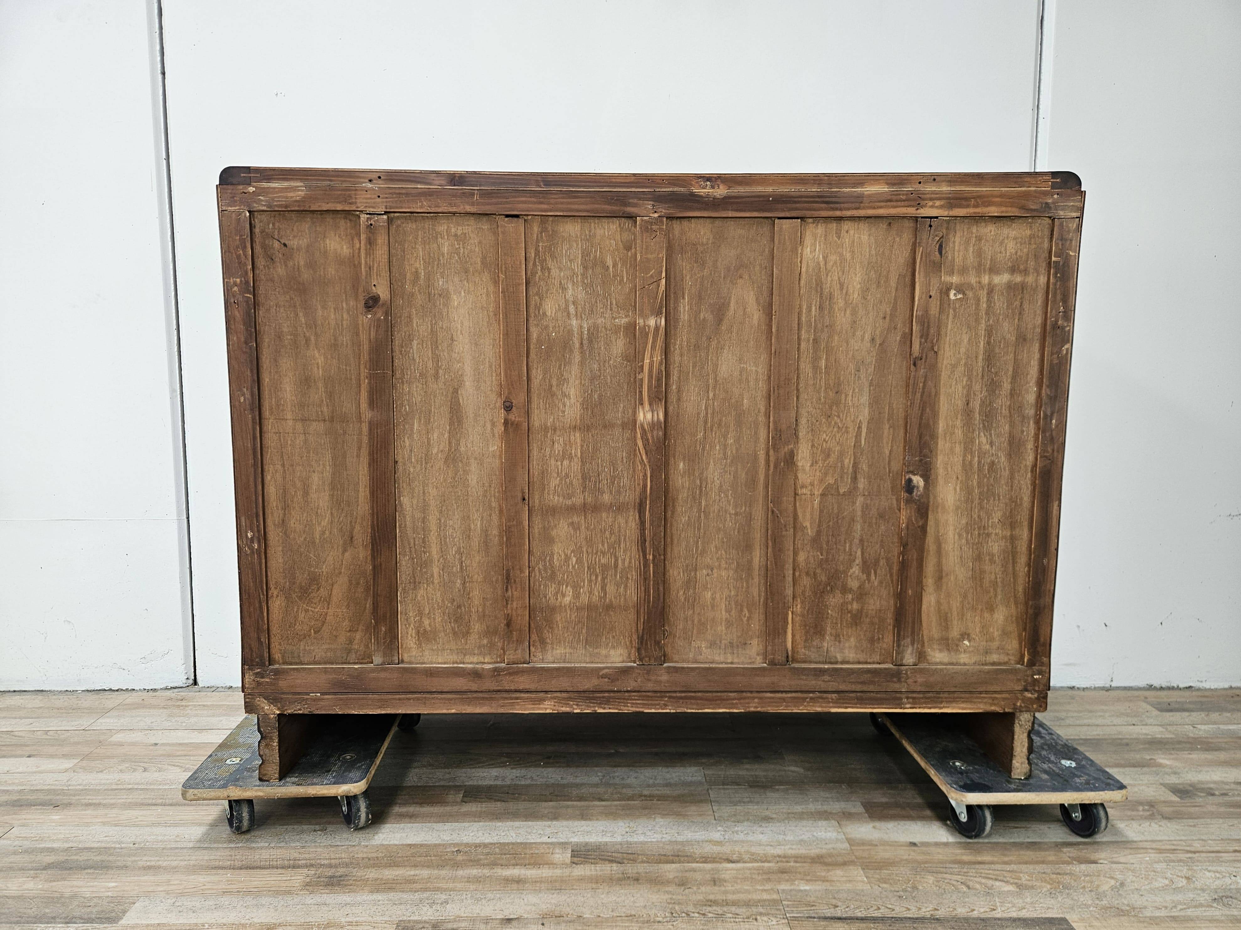 Commode en noyer avec 4 tiroirs et poignées en laiton, années 1940