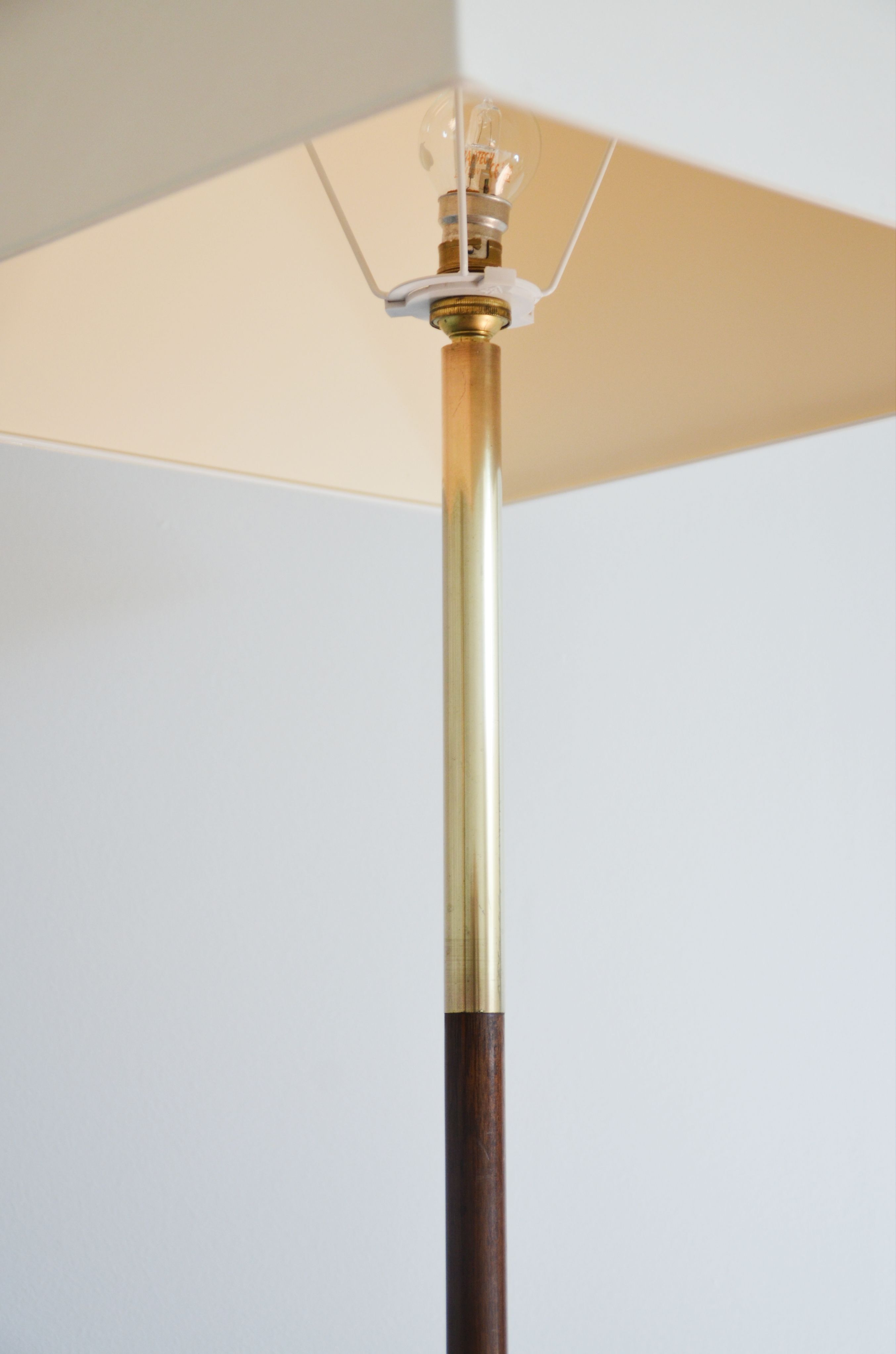 Lampadaire tripode bois et laiton