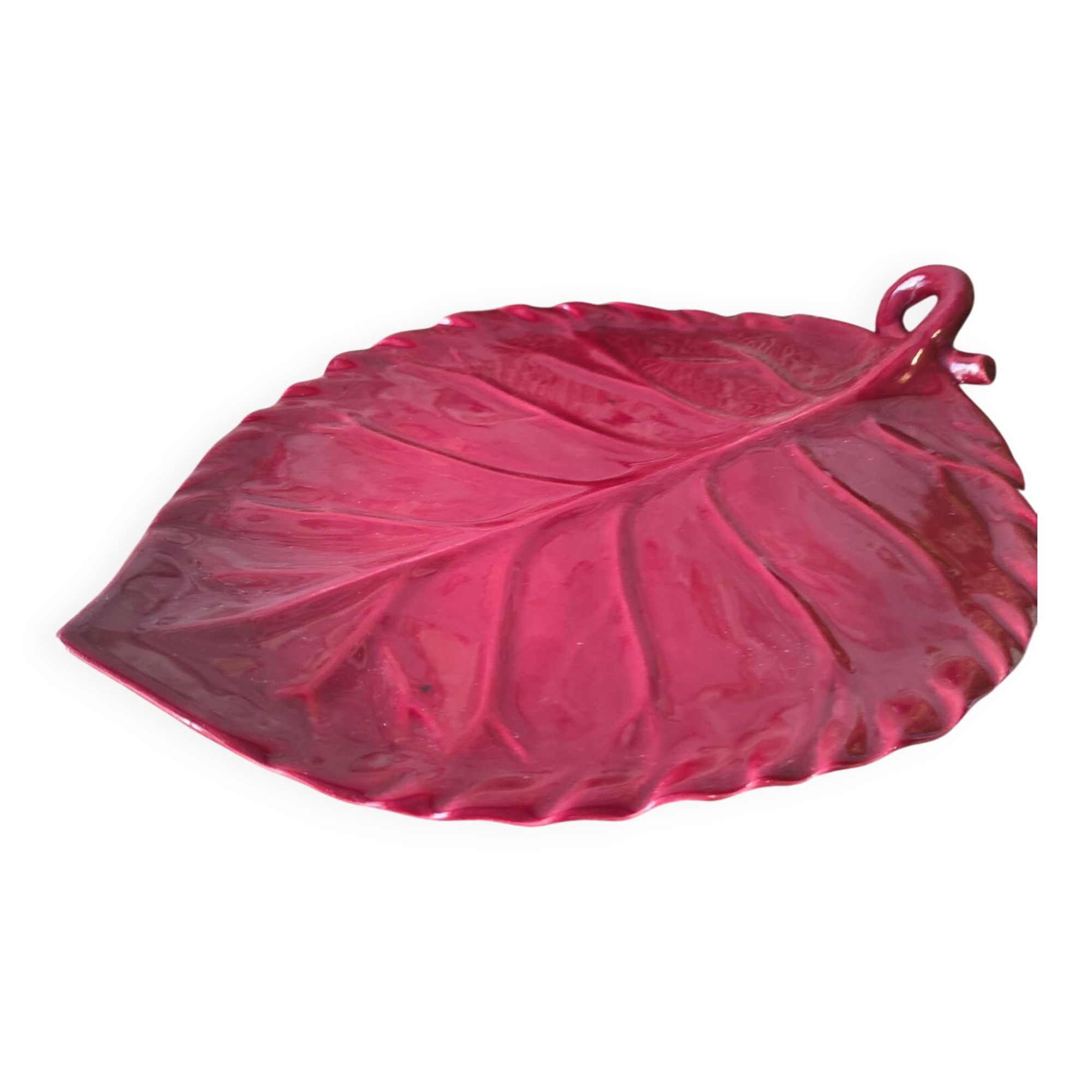 Plat en barbotine feuille rouge bordeaux