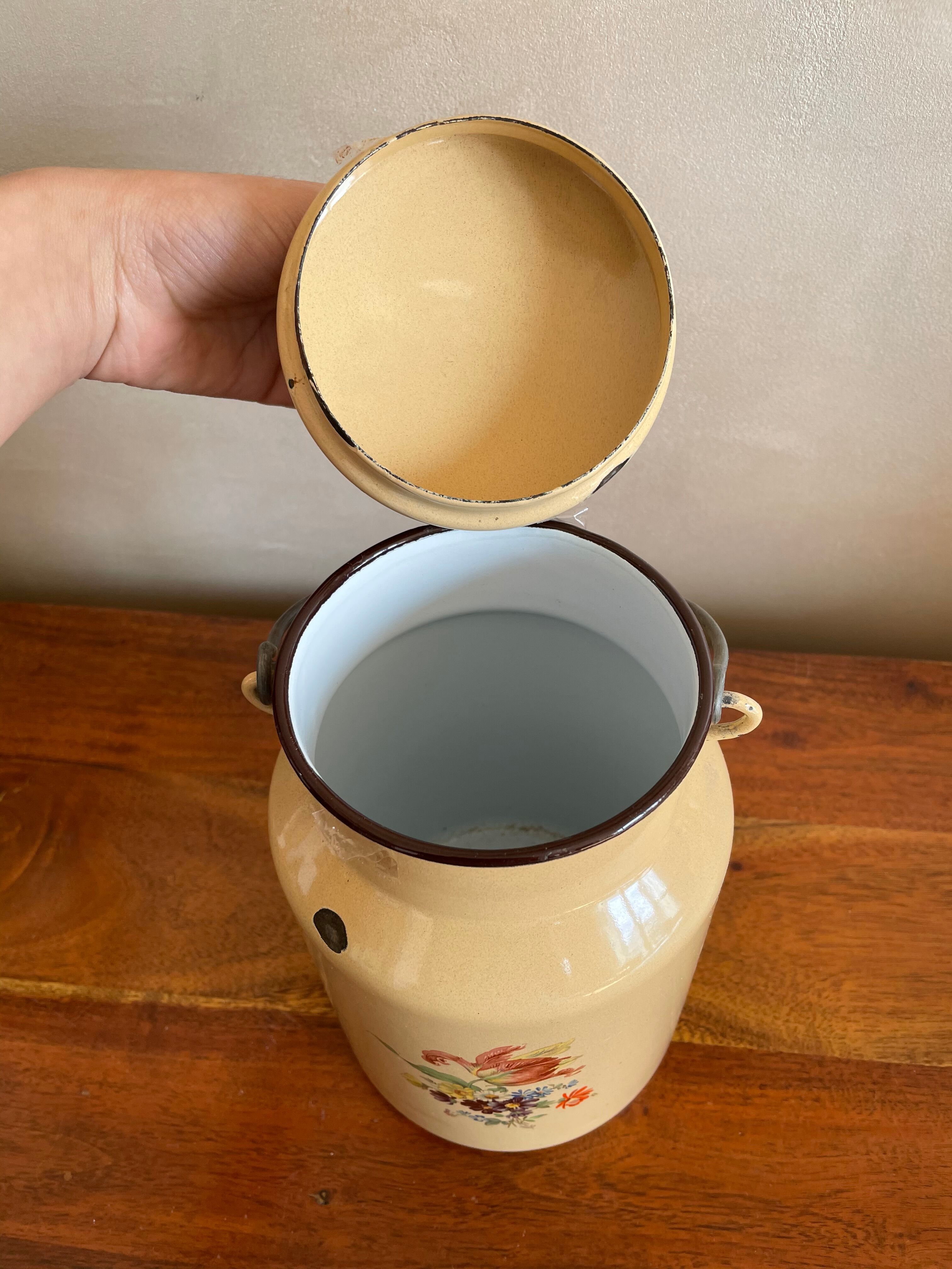 Enamelled sheet metal pot with lid and wooden handle country décor