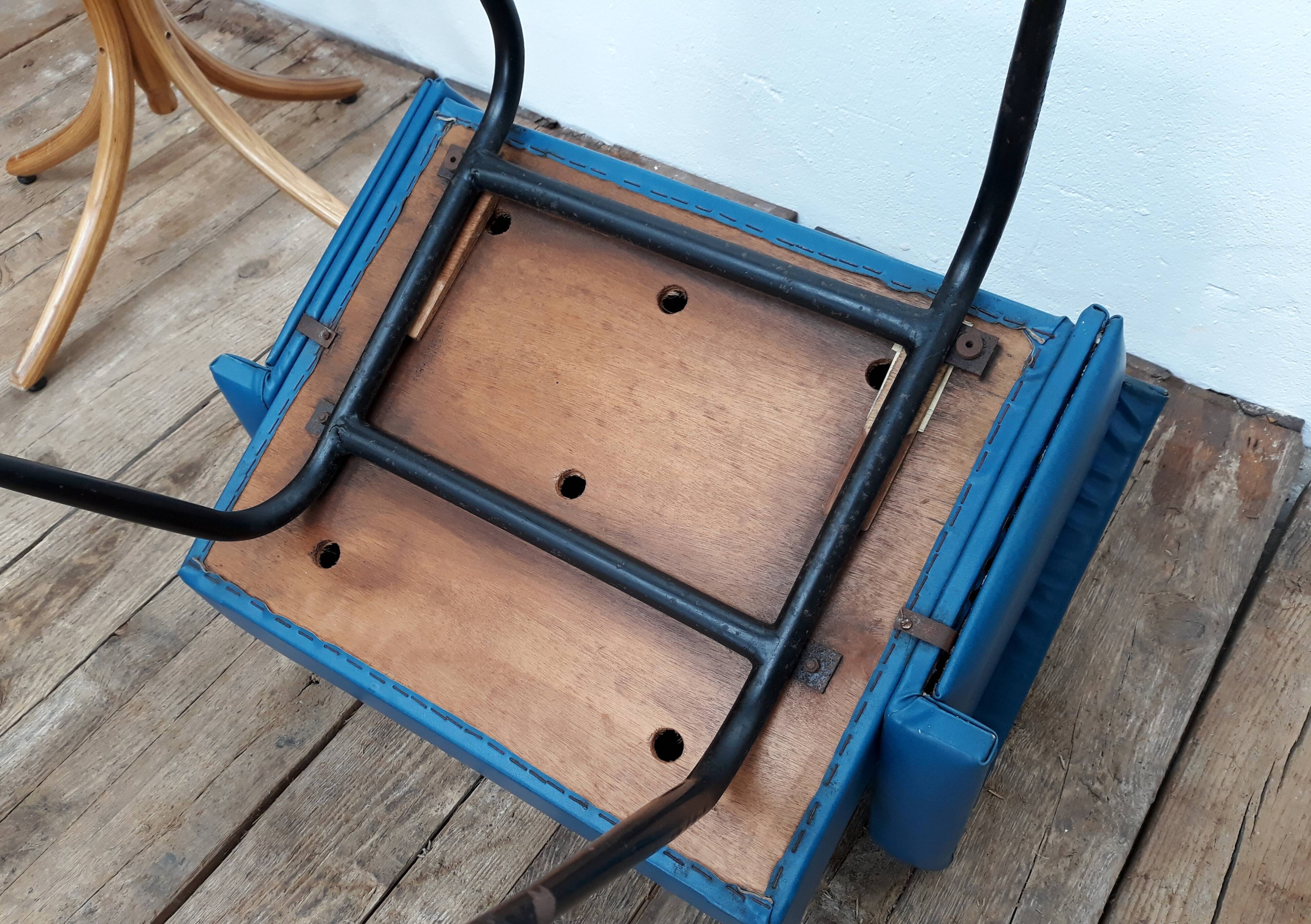 Fauteuil vintage en skaï et pieds métal