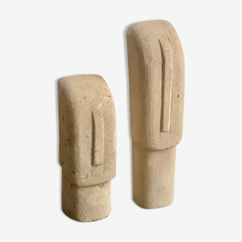 Lot de deux statues visages minimaliste en pierre