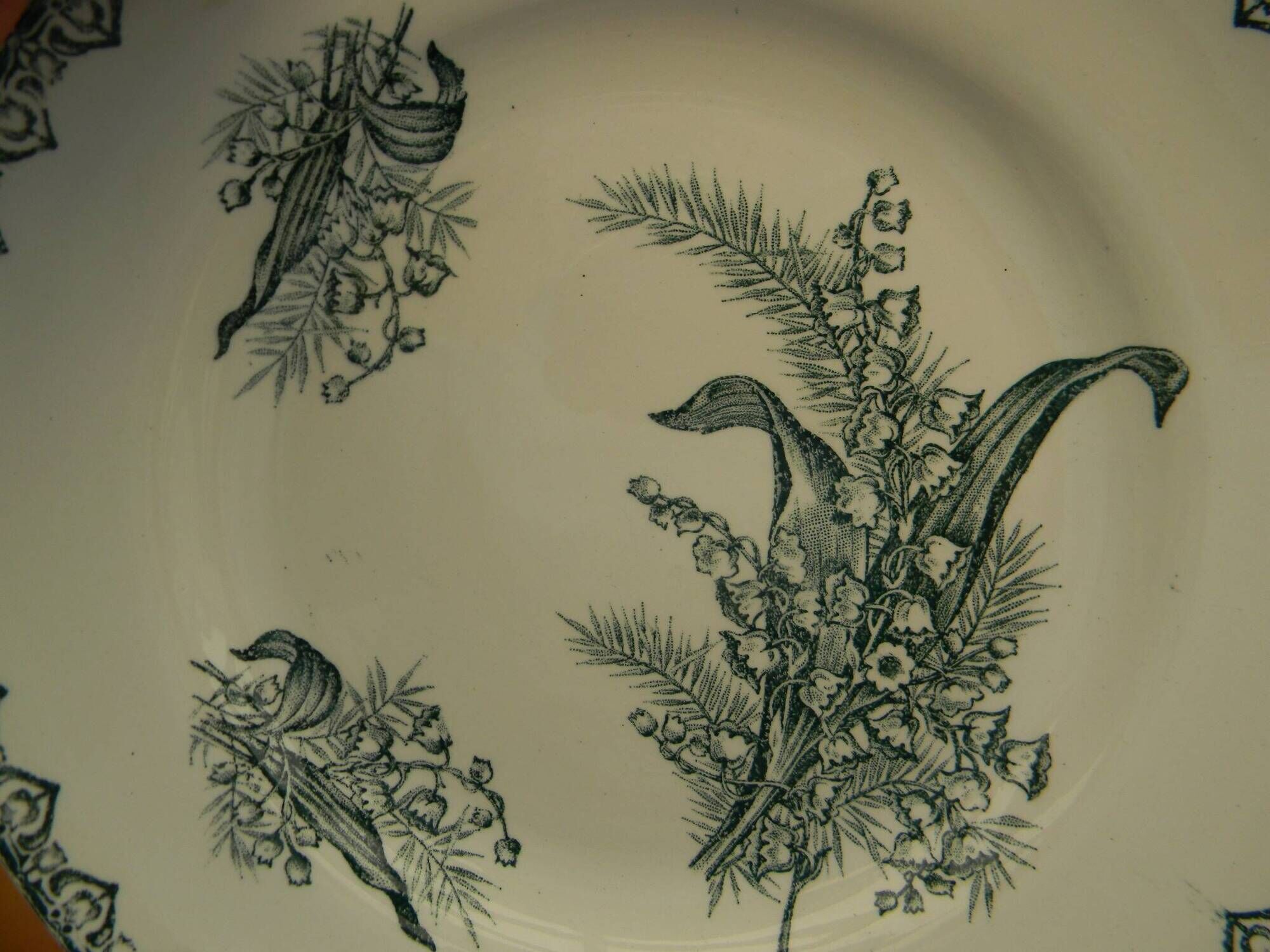Set of 4 flat plates in saint amand earthenware. lily of the valley decor.
