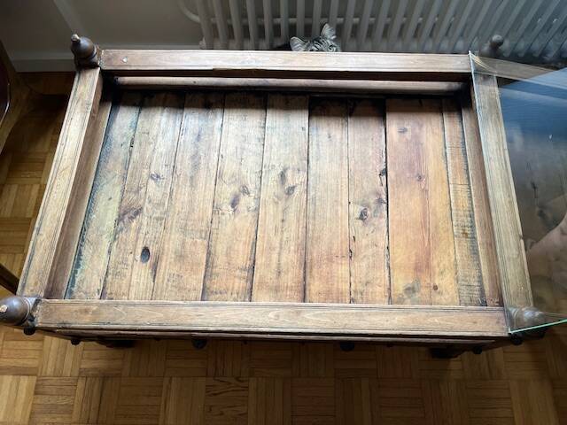 Table basse en bois massif avec tiroirs et plateau en verre – pièce unique