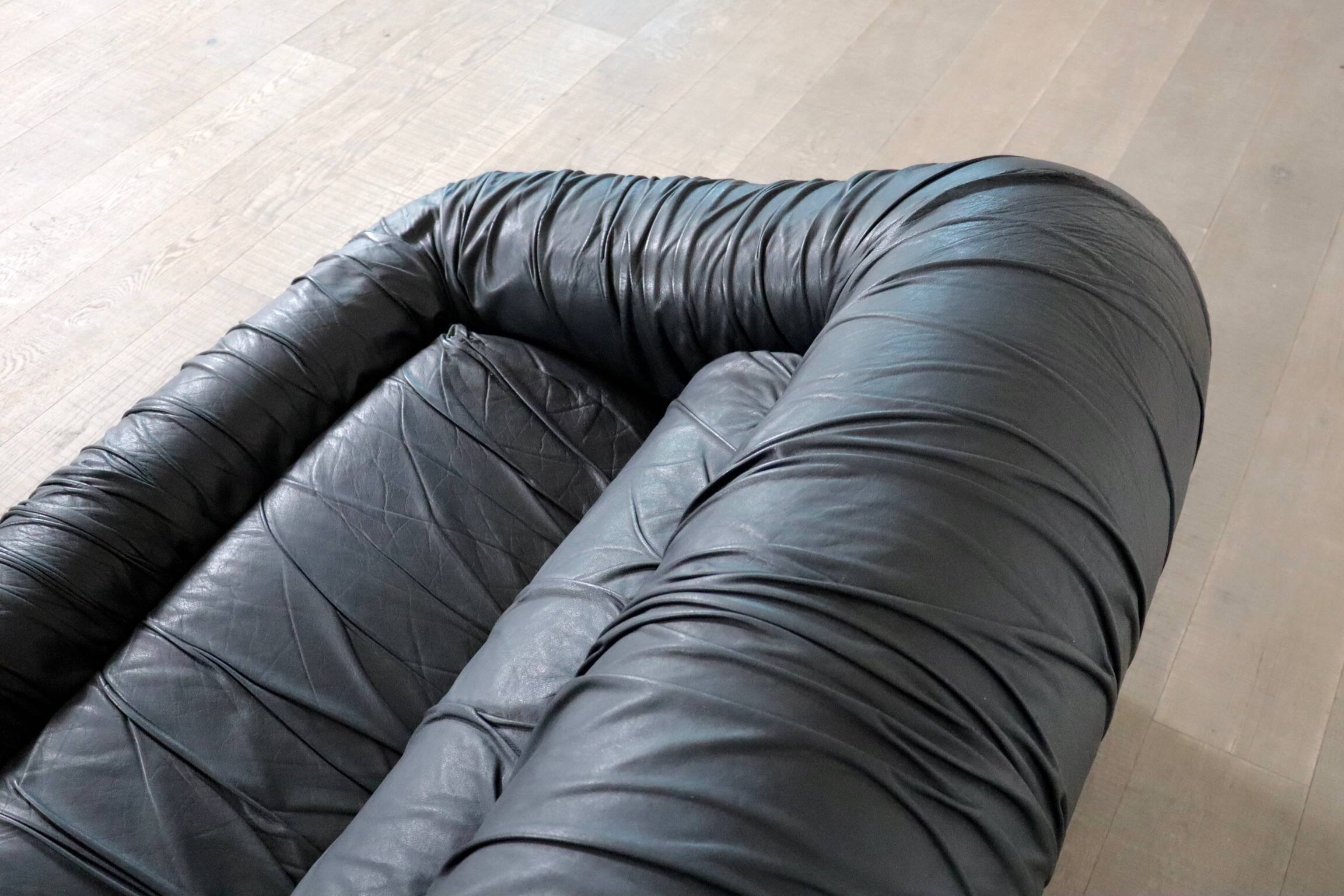 Vintage sofa by De Pas D’Urbino & Lomazzi in black leather for Dall’Oca, 19