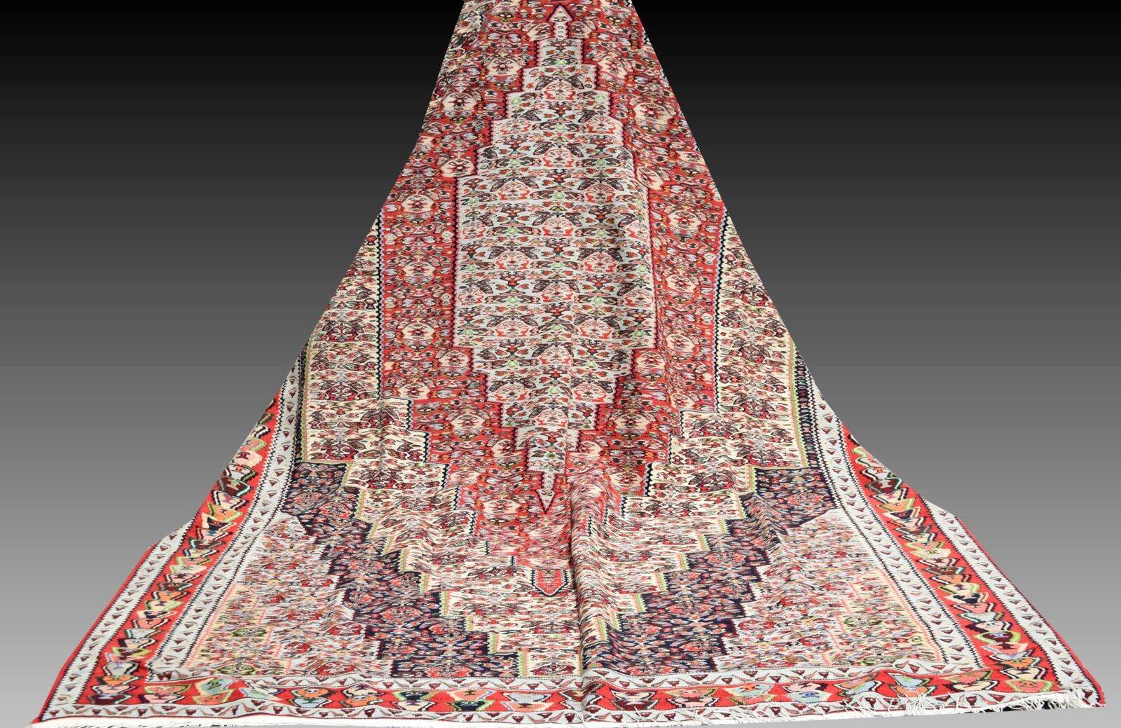 Kilim Rug: Senneh Iran: 2.95 x 2.00 metres - "Galerie Sardje"