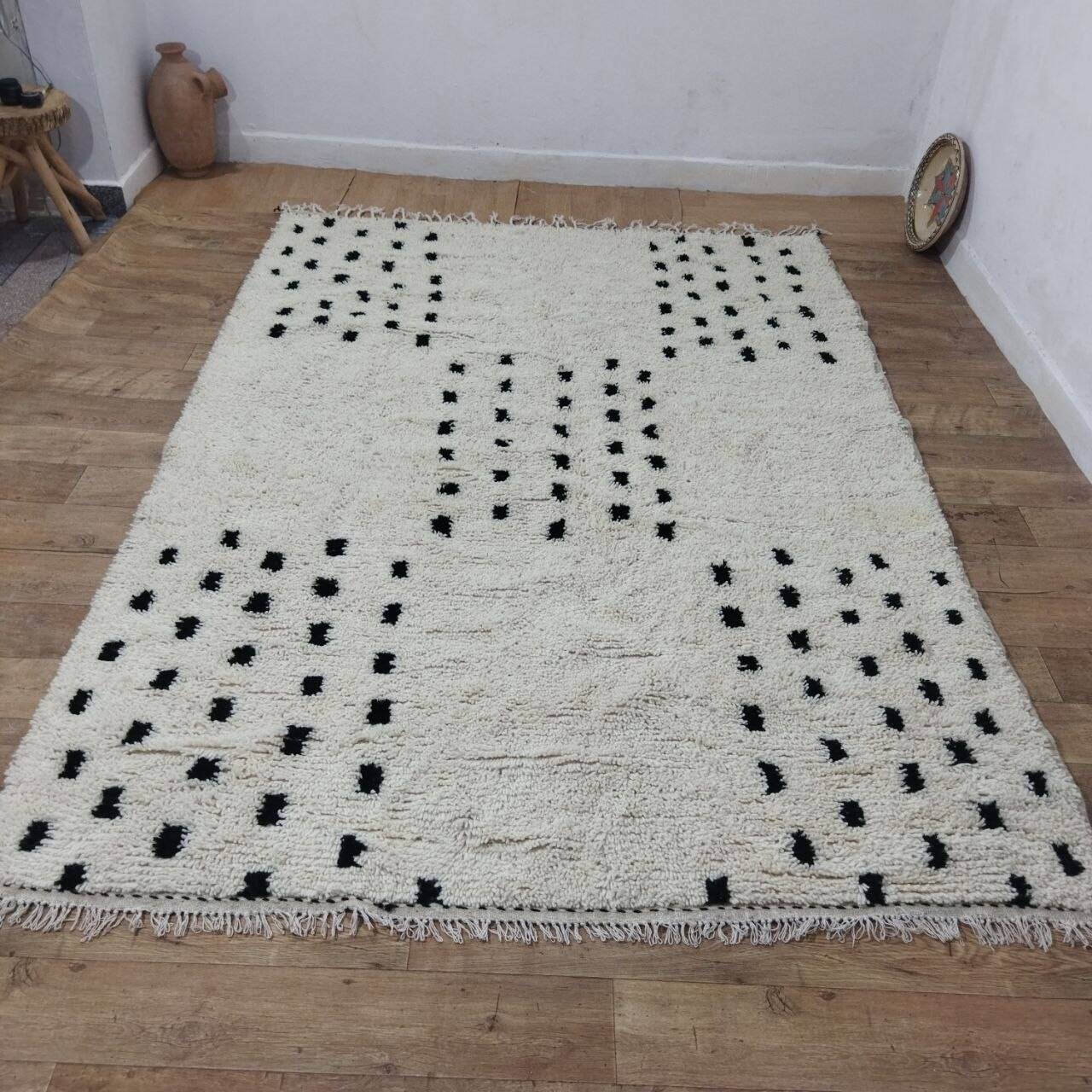 Large Moroccan Berber rug in cream wool with black patterns 290 x 200 cm