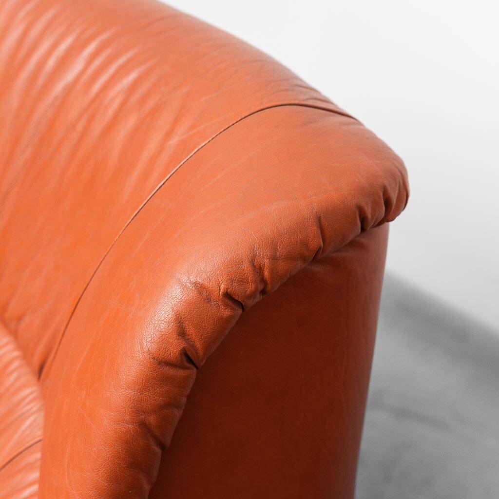 COPPIA DI POLTRONE VINTAGE IN PELLE ARANCIO ANNI ’70 MODERNARIATO