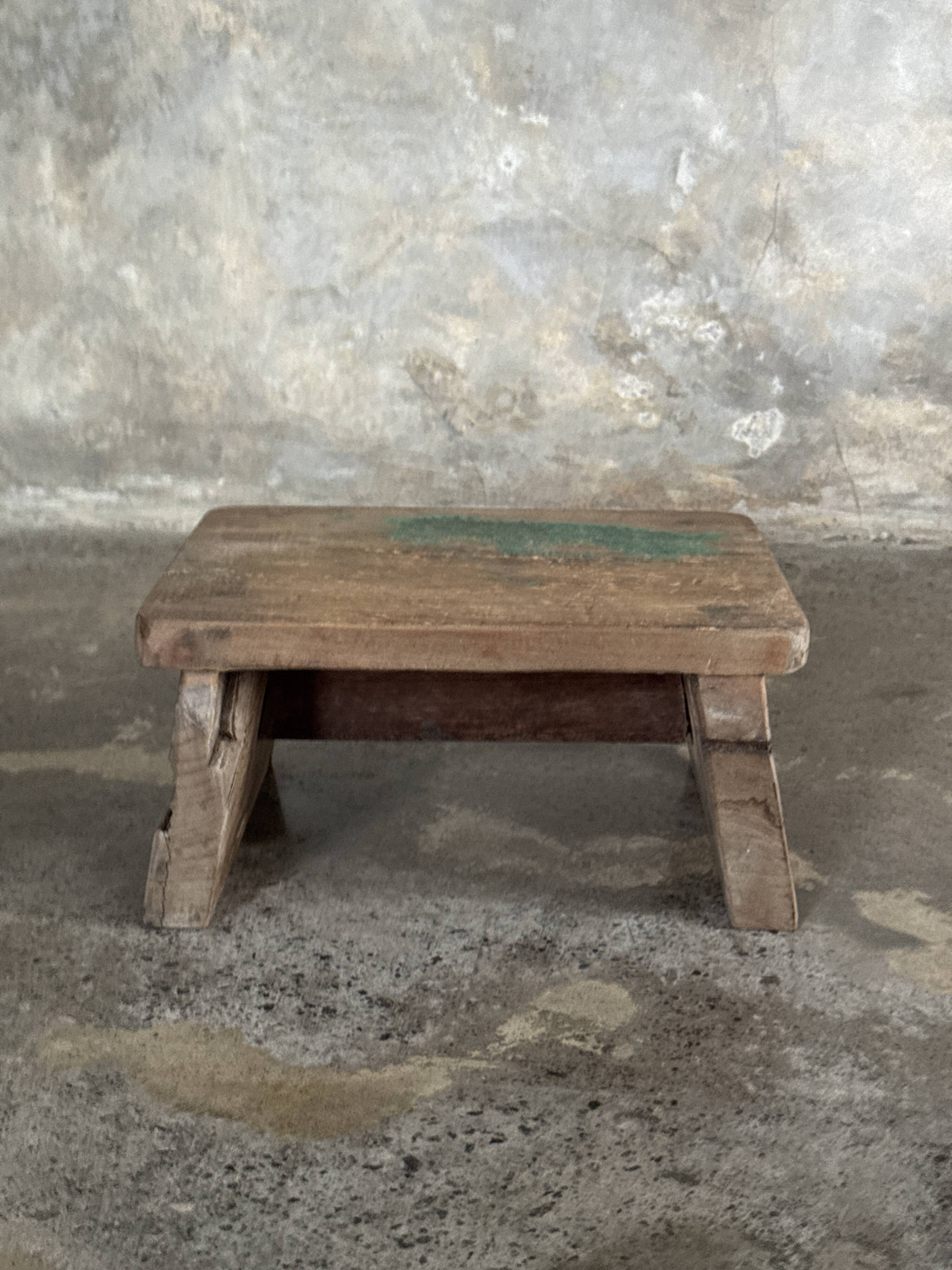 Tabouret d'appoint en teck upcyclé, traces de chromie verte