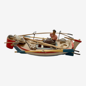 Barque de pêcheurs en bois avec deux personnages en papier maché, années 50-60