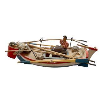 Barque de pêcheurs en bois avec deux personnages en papier maché, années 50-60