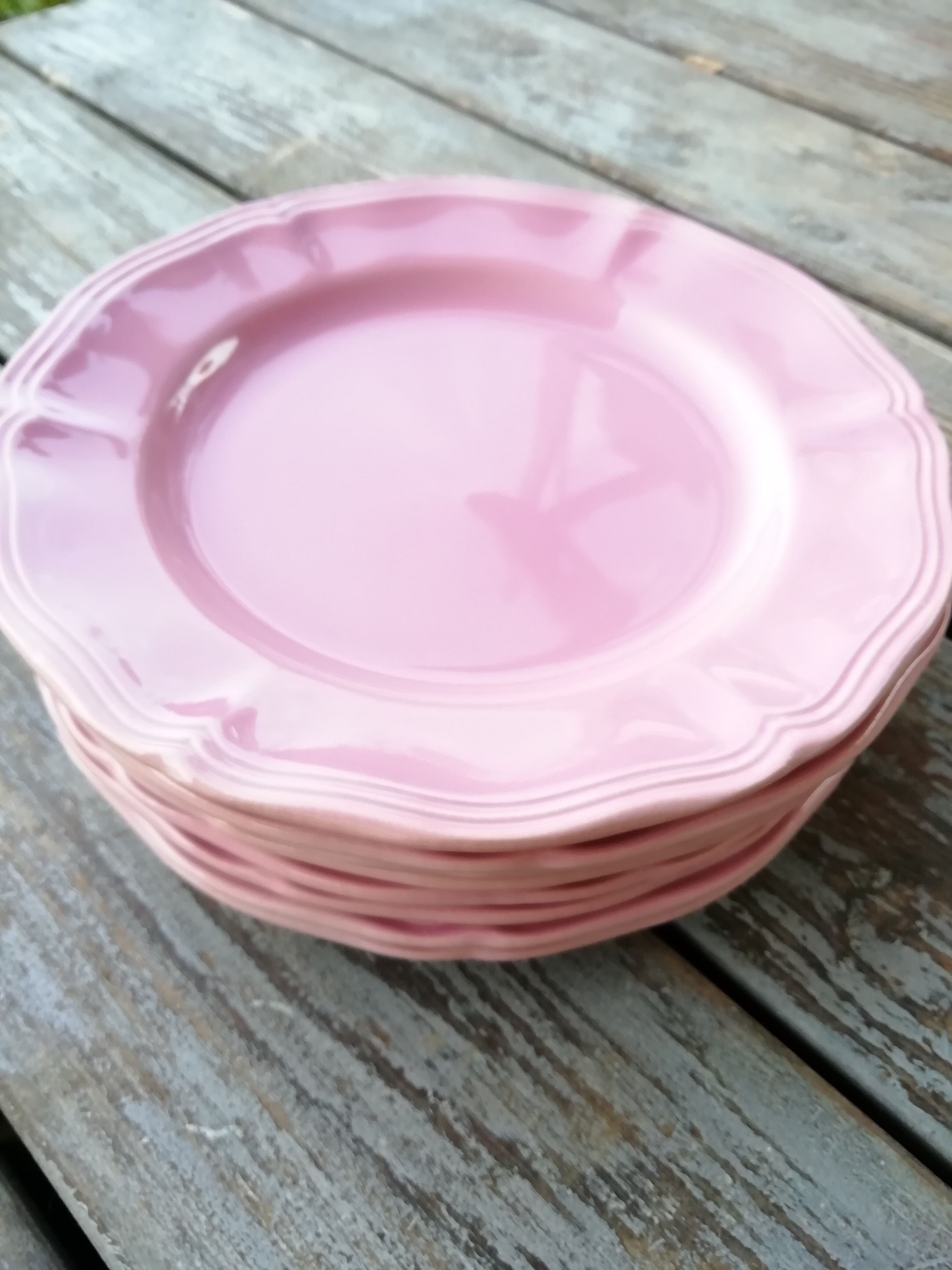 Saline pink dessert plates