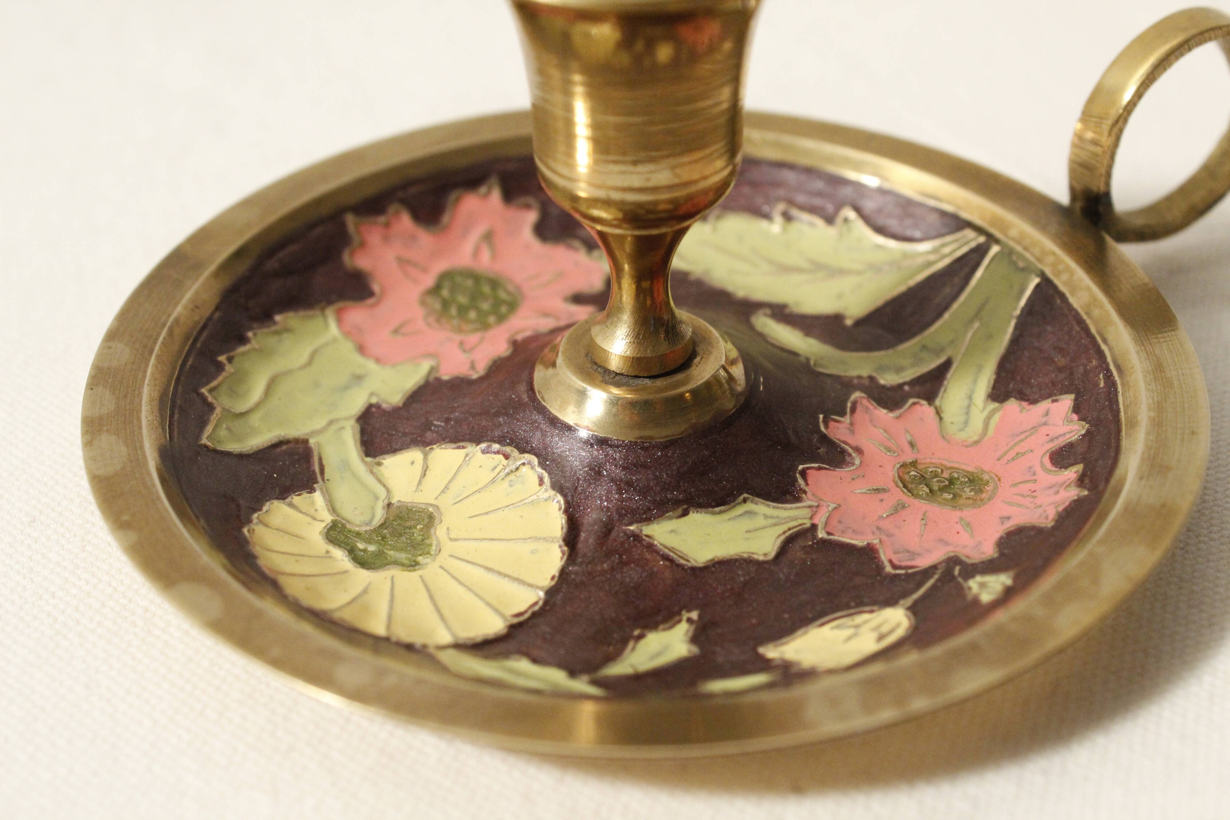 Set of 2 round golden metal candle holders and floral patterns