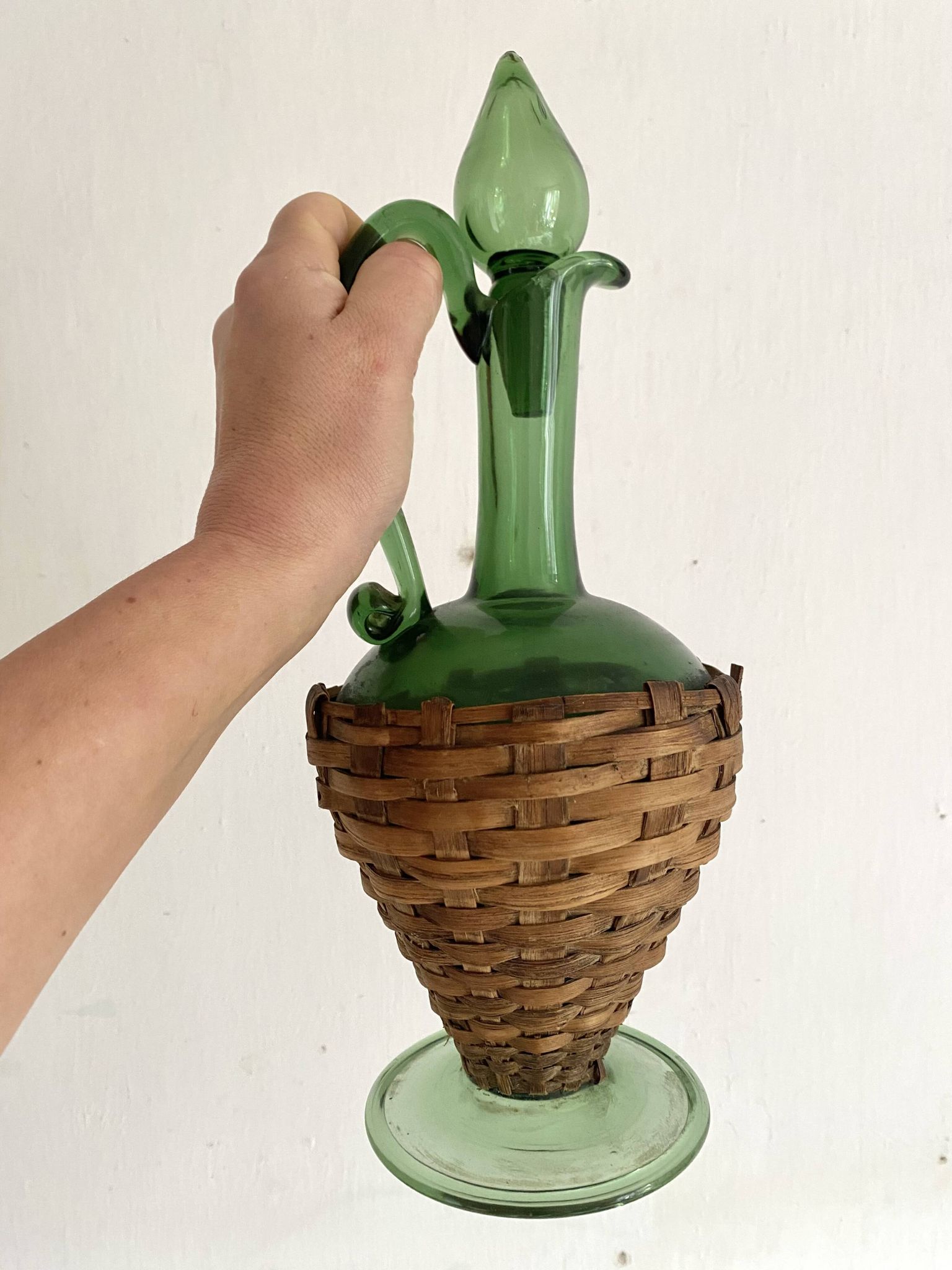 Carafe italienne vintage en verre et osier