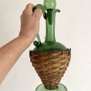 Carafe italienne vintage en verre et osier