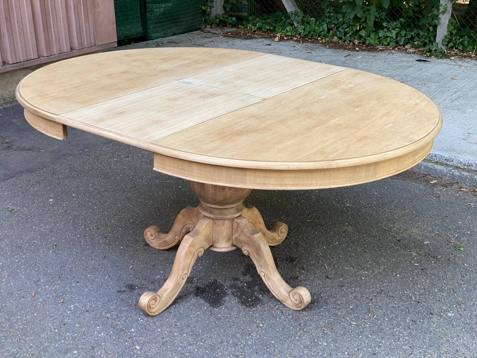 Extendable round dining table with central art deco leg, renovated in raw wood