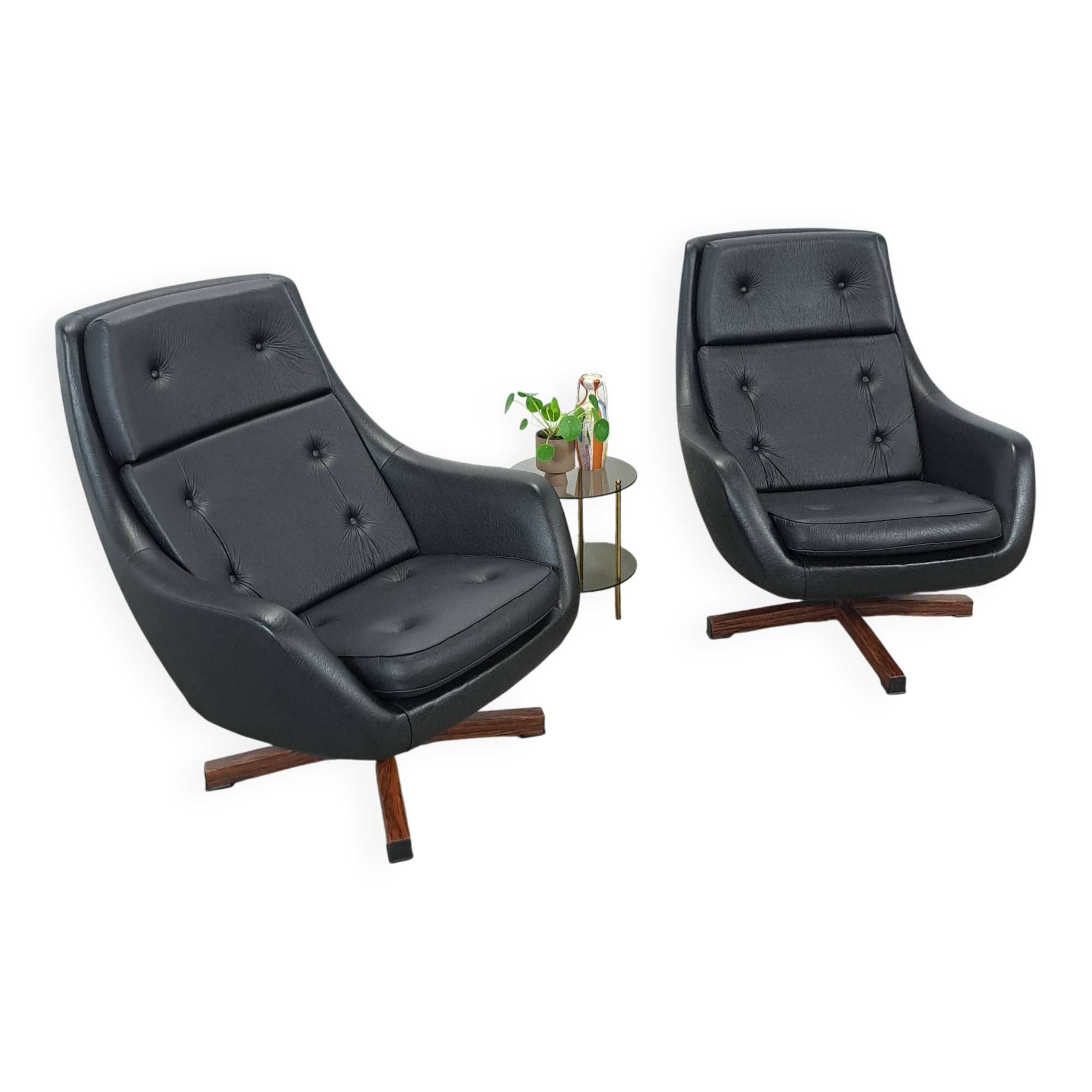 Fauteuil pivotant en similicuir noir provenant de Suède