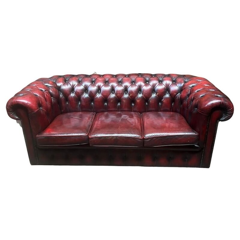 Three-seater burgundy burgundy leather chesterfield sofa