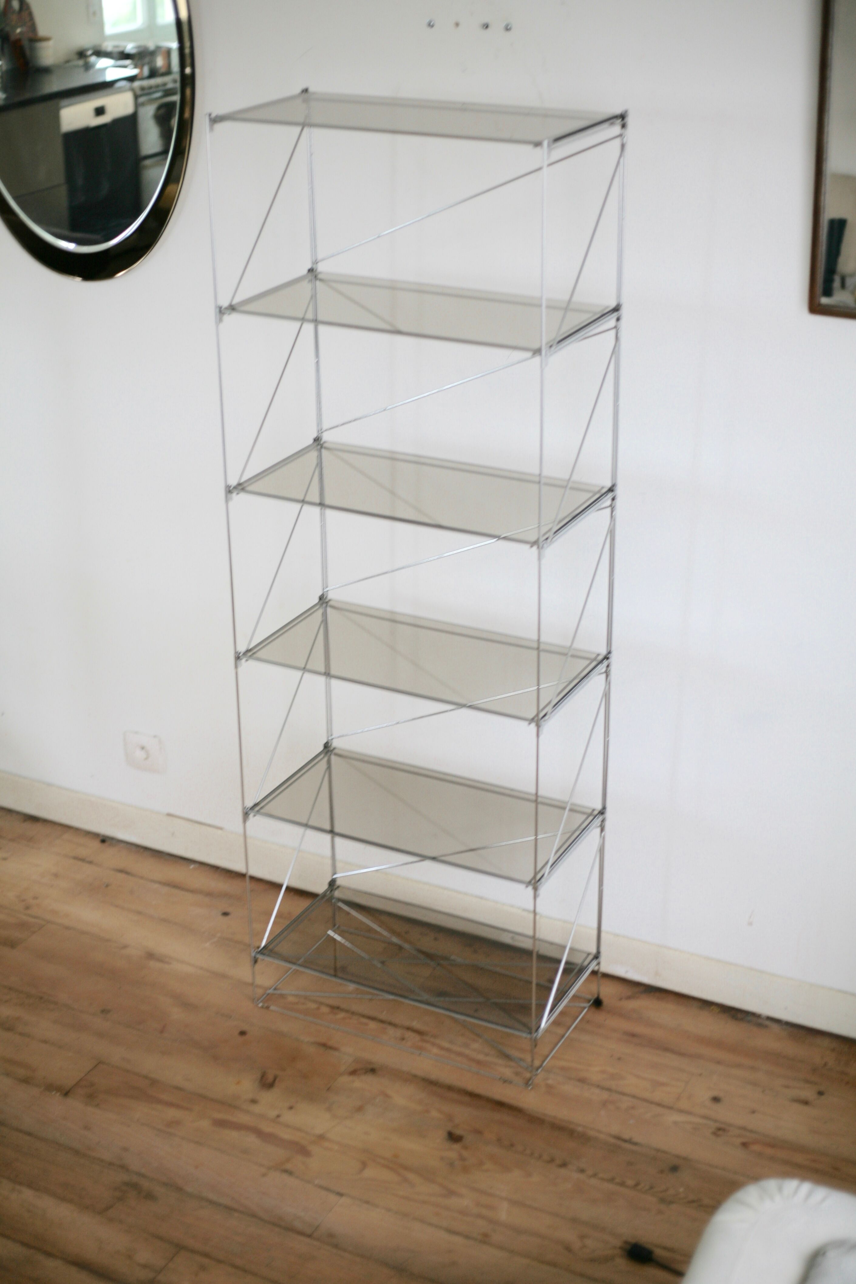 Etagère Isocèle de Max Sauze, acier et verre fumé, France circa 1970